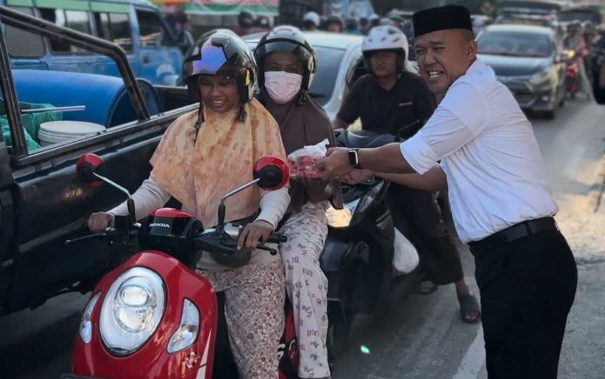 Kepala Kejaksaan Negeri Karimun Firdaus membagikan takjil kepada pengendara yang melintas di depan Kantor Kejari Karimun, Rabu (29/3/2023). (Dok. Kejari Karimun)