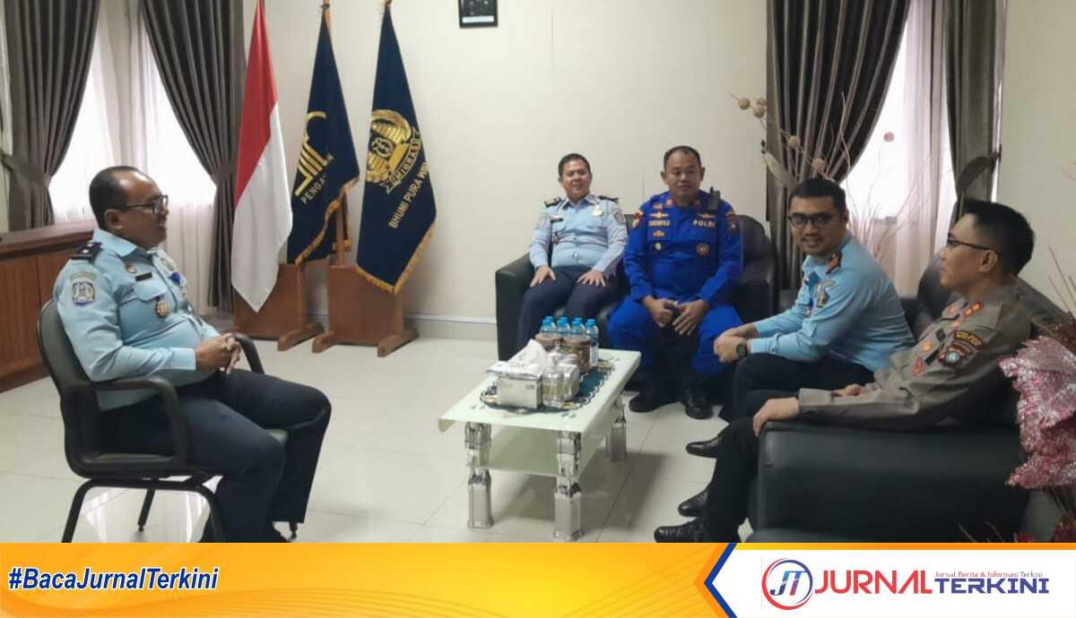Kapolres Bintan AKBP Riky Iswoyo S.Ik., MM (paling kanan), tengah berbincang dengan Kepala Kantor Imigrasi Tanjung Uban Inggil Wicaksono Pratomo, SH., MM (nomor dua dari kanan), Selasa (7/3/2023). (Foto: Ist/jurnalterkini.id)