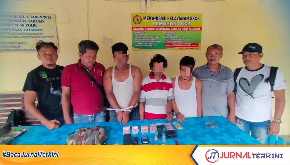 Tiga tersangka kepemilikan narkoba jenis sabu yang diamankan Polsek Bandar Pasir Mandoge, Rabu (29/3/2023). (JurnalTerkini.id/rizki)
