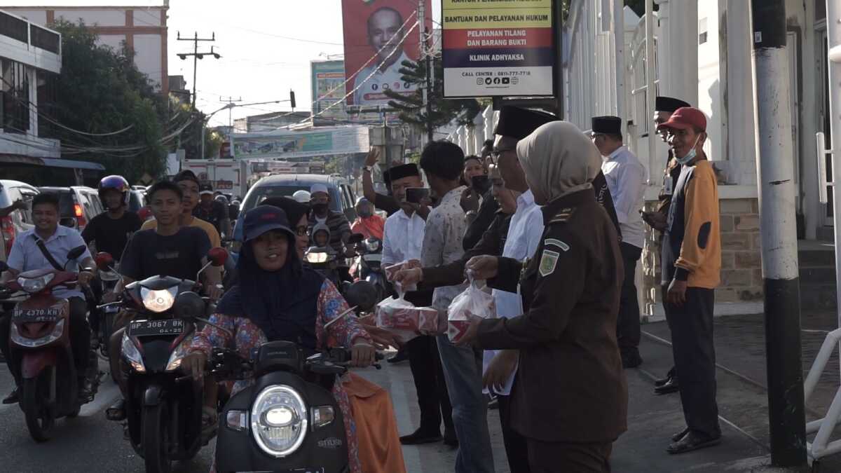 Kejaksaan Negeri Karimun bagi-bagi takjil dan sembako kepada pengendara yang melintas di depan Kantor Kejari Karimun, Rabu (29/3/2023). (Dok. Kejari Karimun)