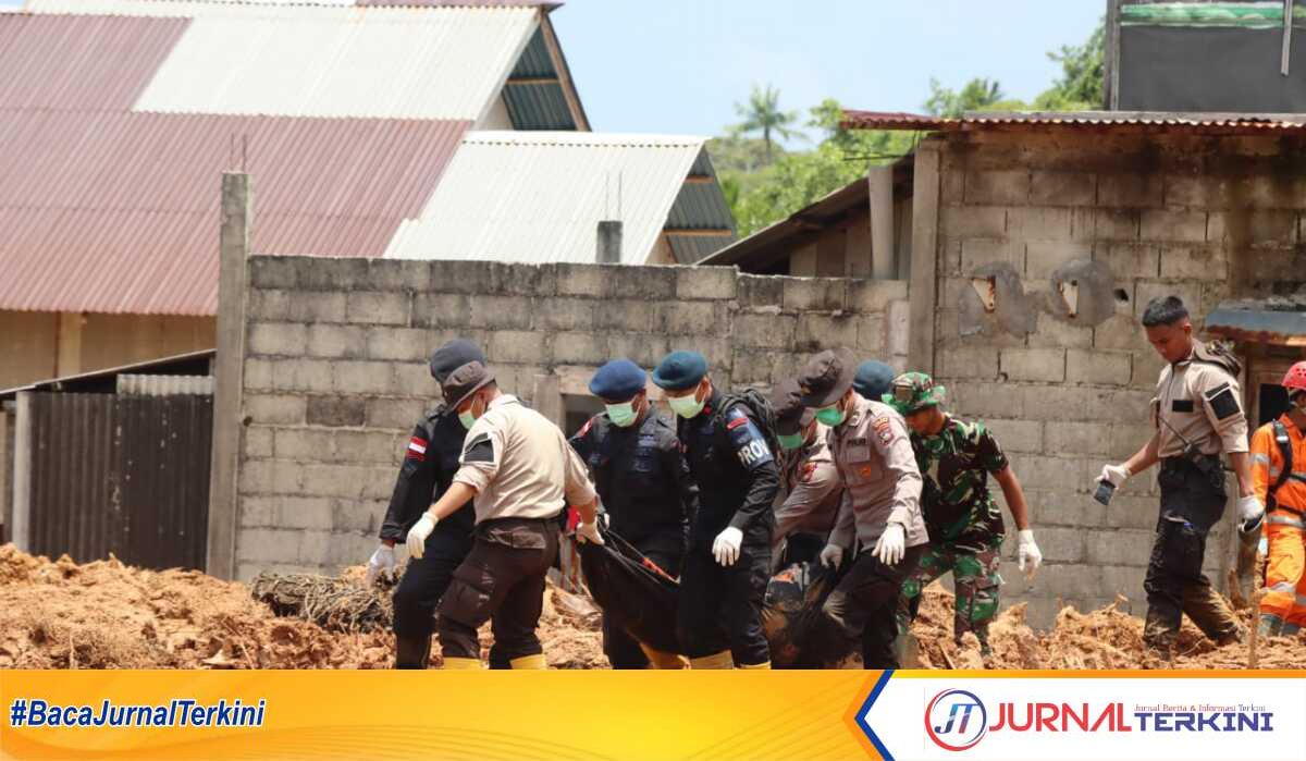 Longsor Serasan Natuna Pencarian hari ke-9, Tim gabungan tanggap darurat bencana banjir dan tanah longsor ketika melakukan evakuasi korban meninggal akibat tanah longsor di Serasan. (Foto/ist)