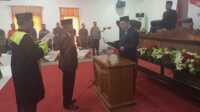 PAW DPRD Natuna Junaidi Ketua DPRD Natuna, Daeng Amhar saat pengucapan sumpah/janji jabatan PAW anggota DPRD Natuna, Junaidi, Jumat (24/3/2023).(foto : J R Ronald)