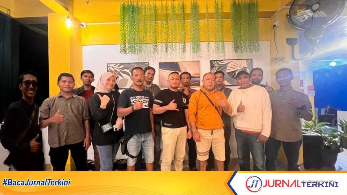 PJS Kepri Usai rapat Kamis (2/3/2023) malam, para pengurus DPD PJS Kepri dengan DPC Kabupaten Natuna melakukan foto bersama. (Foto/ist)
