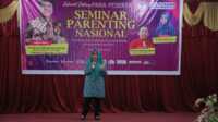 PKK Asahan seminar parenting nasional Ketua Tim Penggerak Pemberdayaan dan Kesejahteraan Keluarga (TP-PKK) Kabupaten Asahan Hj Titiek Sugiharti Surya membuka Seminar Parenting Nasional di Aula Hotel Sabtu Kisaran, Jum'at (17/3/2023). (JurnalTerkini.id/ist)