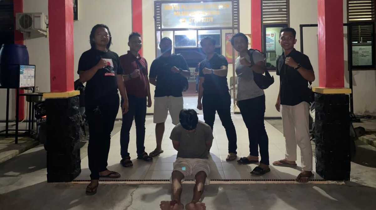 Tersangka S (duduk) setelah diamankan di Mapolres Bintan, Jumat (24/3/2023). (Foto istimewa)