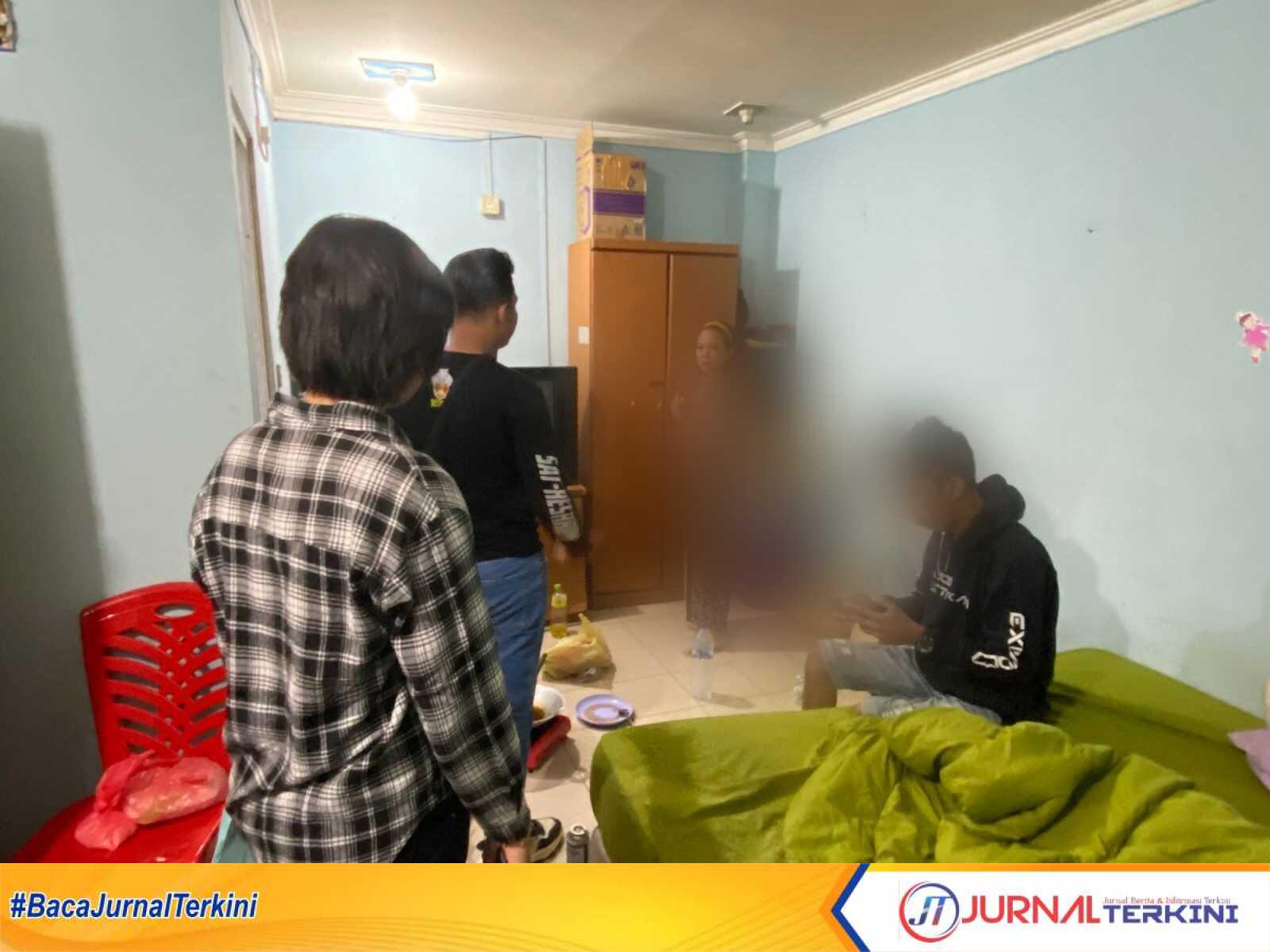 Polres Karimun merazia salah satu tempat kos di Tanjung Balai Karimun, Jumat (24/3/2023). (Foto istimewa)