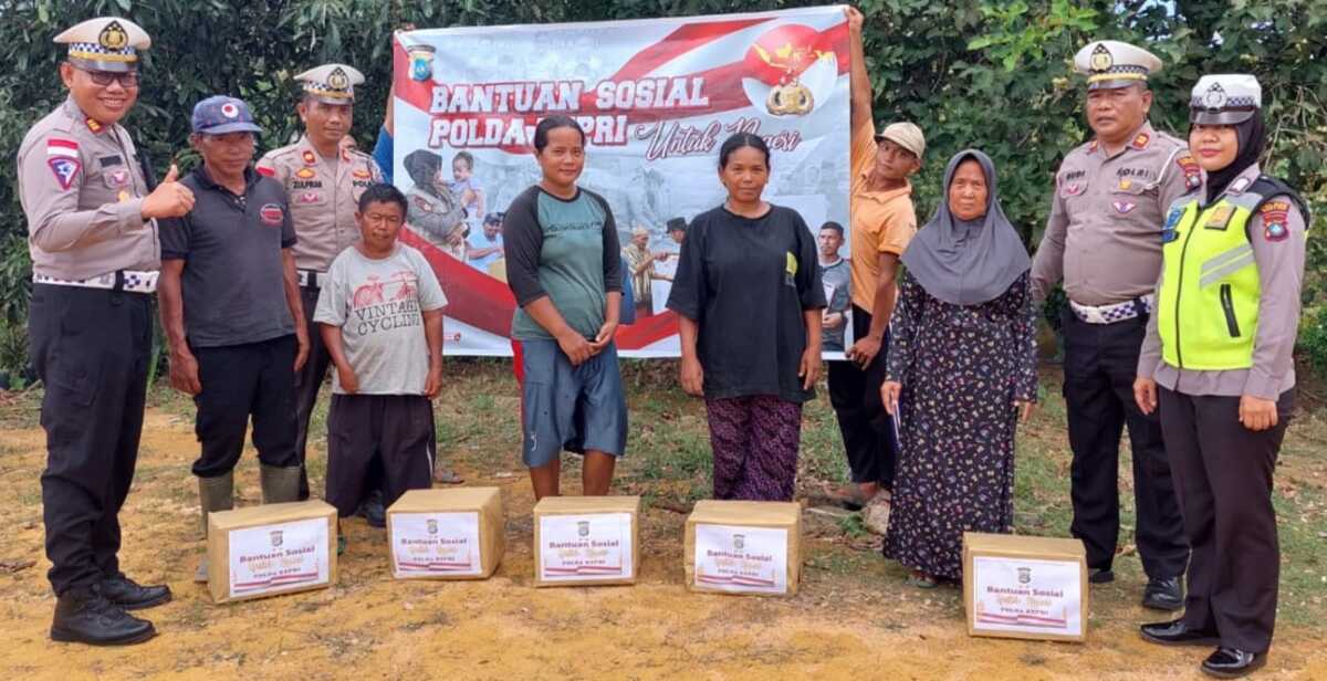 Polres Bintan bagi sembako Jajaran Polres Bintan membagikan sebanyak 1.200 paket sembako kepada warga kurang mampu, selama bulan suci Ramadhan, Selasa (28/3/2023). (Foto:Istimewa/jurnalterkini.id)