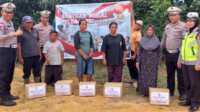 Polres Bintan bagi sembako Jajaran Polres Bintan membagikan sebanyak 1.200 paket sembako kepada warga kurang mampu, selama bulan suci Ramadhan, Selasa (28/3/2023). (Foto:Istimewa/jurnalterkini.id)