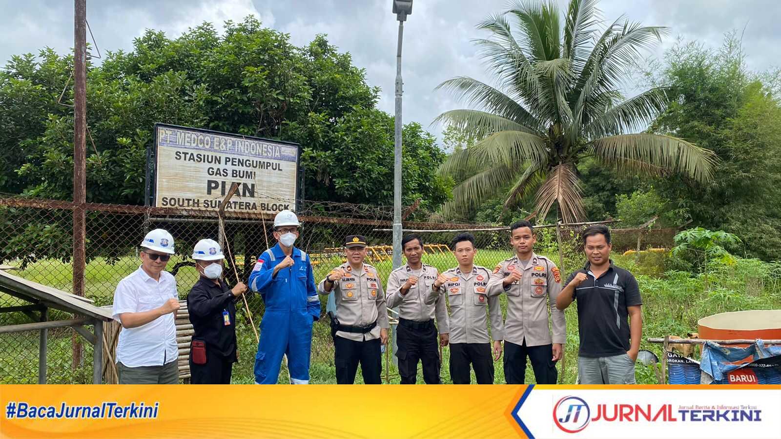 Kapolsek BTS Ulu Iptu Novera berfoto bersama manajemen dan pekerja PT Medco Energi di sela sosialisasi kamtibmas, Kamis (30/3/2023). (JurnalTerkini.id/alam budi kesuma)