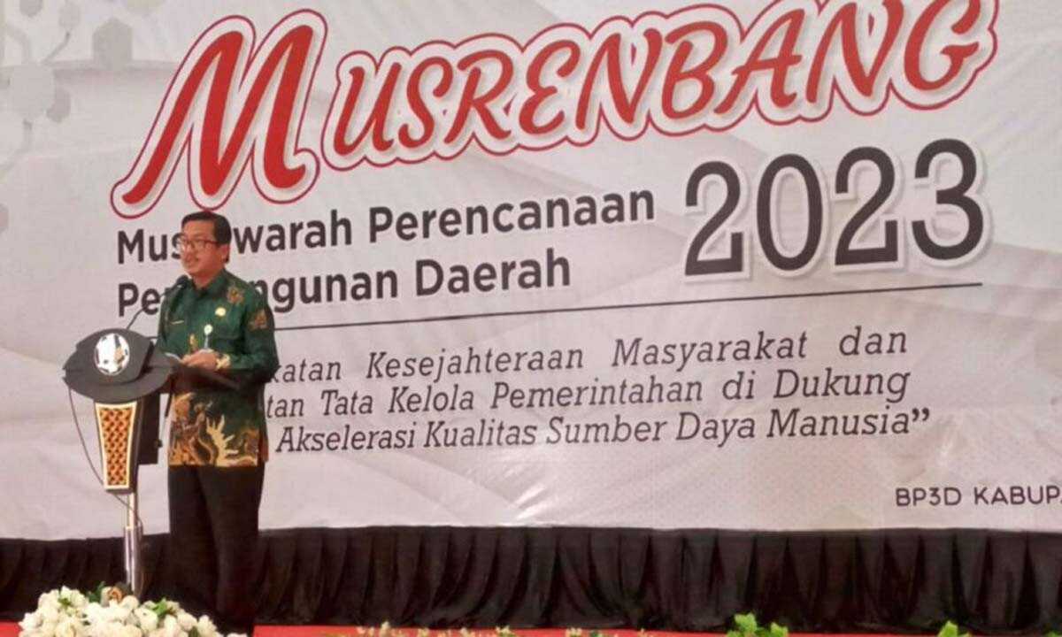 Boy Widjanarko saat membuka Musrenbang tingkat kabupaten Tahun Anggaran 2023 di Gedung Sri Srindit, Kamis (16/3/2023).(foto/ist)