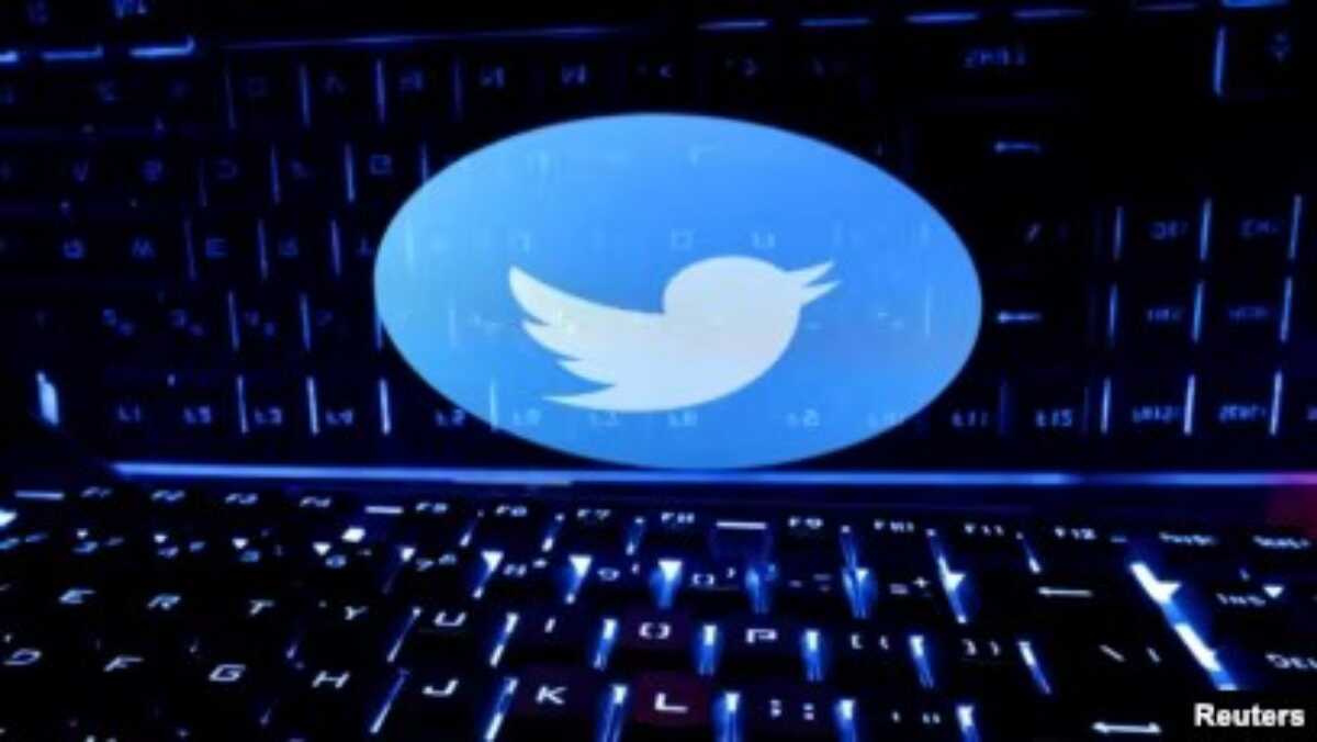 Twitter (1) Foto ilustrasi yang menunjukkan keyboard komputer yang diletakkan di depan logo media sosial Twitter. Foto diambil pada 21 Februari 2023. (Foto: Reuters/Dado Ruvic)