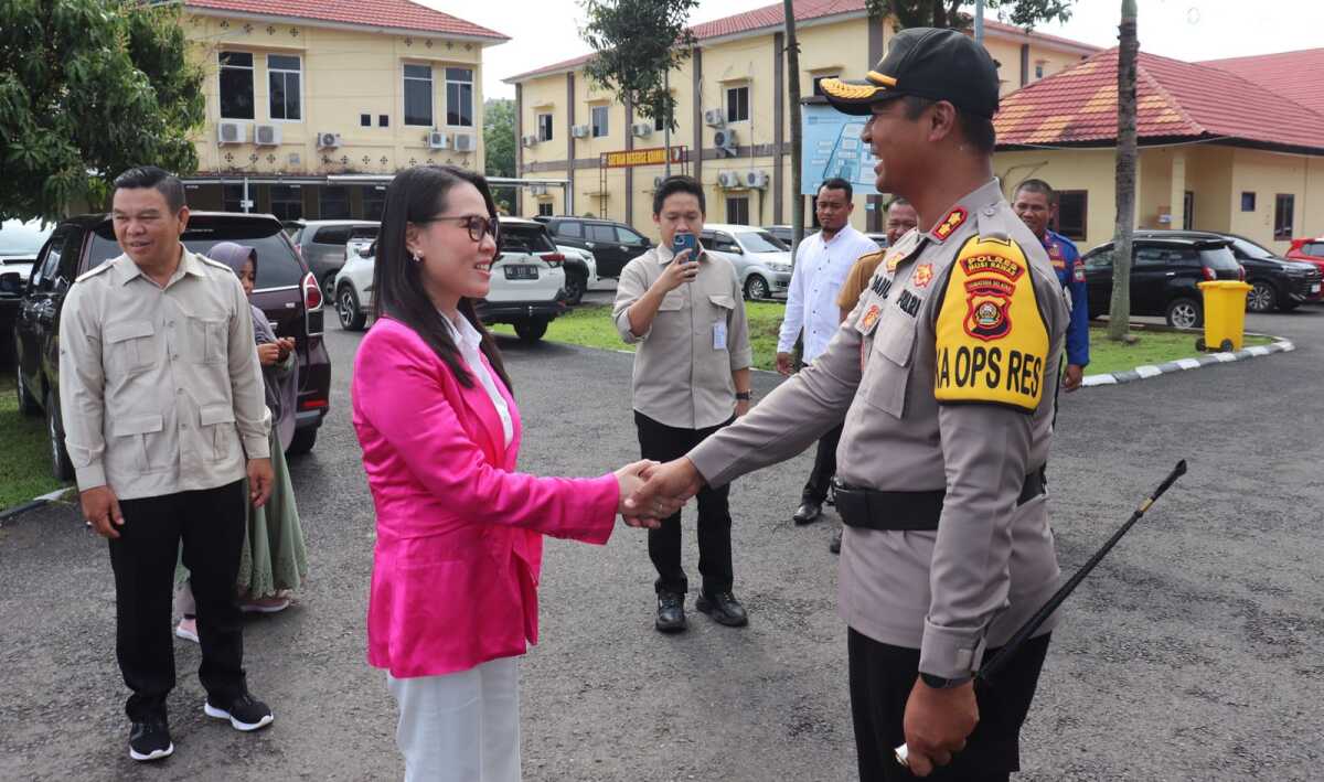 Kapolres Musi Rawas AKBP Danu Agus Purnomo menyambut kunjungan Anggota Komisi III DPR Siti Nurizka Putri Jaya, Senin (6/3/2023). (JurnalTerkini.id/ist)