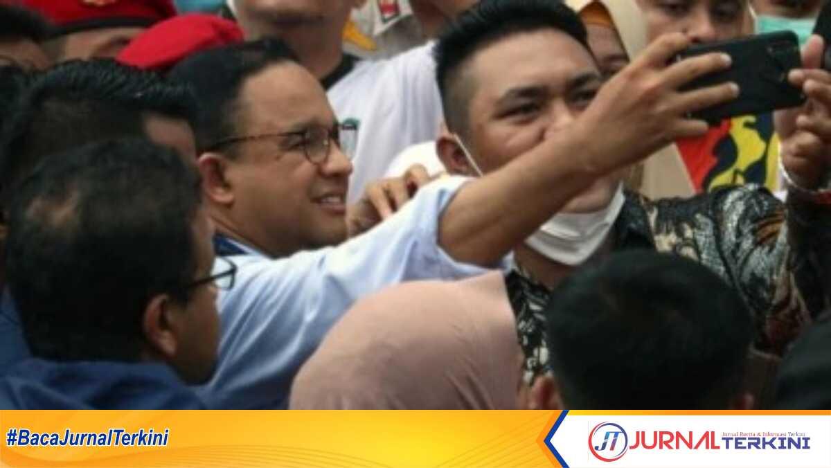 Anies Baswedan (tengah) melakukan swafoto dengan pendukungnya setelah dirinya resmi menyelesaikan tugasnya selama 5 tahun dari 2017 hingga 2022 sebagai gubernur DKI Jakarta pada 16 Oktober tahun ini. (VOA/Indra Yoga)