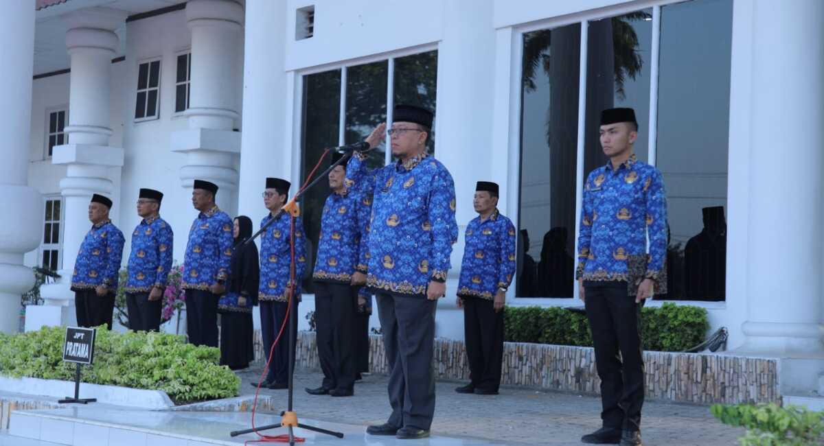Sekda Asahan John Hardi Nasution memimpin apel Kesadaran Nasional di halaman Kantor Bupati, Jumat (17/3/2023). (JurnalTerkini.id/rizki)