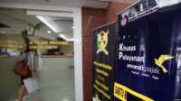 bayar pajak Seorang perempuan memasuki kantor pajak pemerintah di Jakarta, 23 Februari 2017. (REUTERS/Fatima Elkarim)