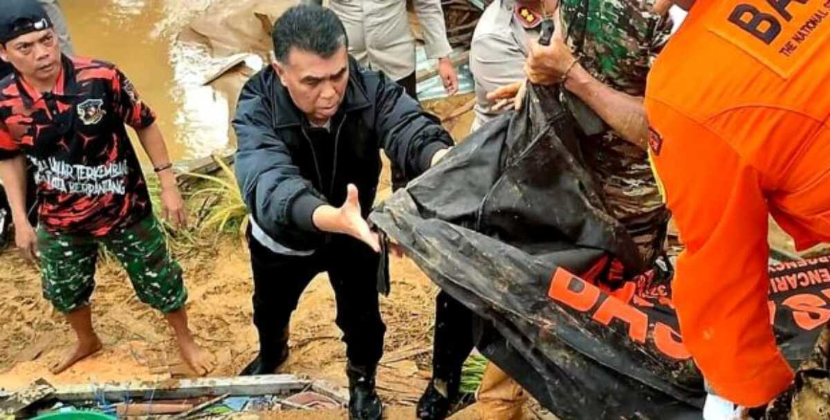 bupati Natuna evakuasi korban longsor Wan Siswandi saat membantu mengevakuasi salah seorang korban meninggal dunia dalam longsor Serasan (foto/ist)