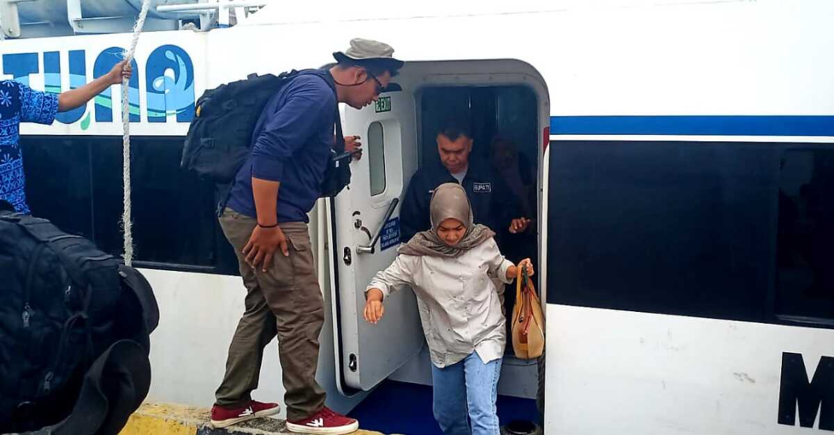 Bupati Natuna, Wan Siswandi saat tiba di Pelabuhan Penagi dengan menggunakan MV Indra Perkasa-159, Senin (20/3/2023). (foto/ist)