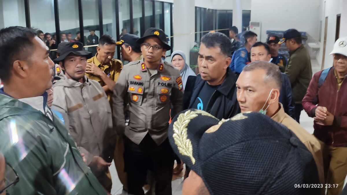 Kapolres dan Bupati Natuna saat menemui masyarakat yang mengungsi, Selasa (7/3/2023). (Foto/ist)