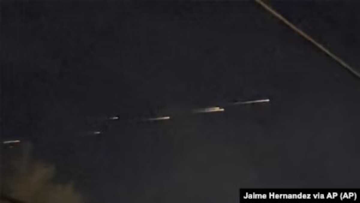 cahaya misterius di California Tangkapan layar video kilatan cahaya di atas langit California yang direkam oleh Jaime Hernandez, Jumat malam, 17 Maret 2023. Kilatan cahaya itu ternyata sisa-sisa perangkat komunikasi milik Jepang yang terbakar saat memasuki orbit Bumi. (Foto: Jaime Hernandez via AP)