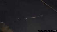 cahaya misterius di California Tangkapan layar video kilatan cahaya di atas langit California yang direkam oleh Jaime Hernandez, Jumat malam, 17 Maret 2023. Kilatan cahaya itu ternyata sisa-sisa perangkat komunikasi milik Jepang yang terbakar saat memasuki orbit Bumi. (Foto: Jaime Hernandez via AP)