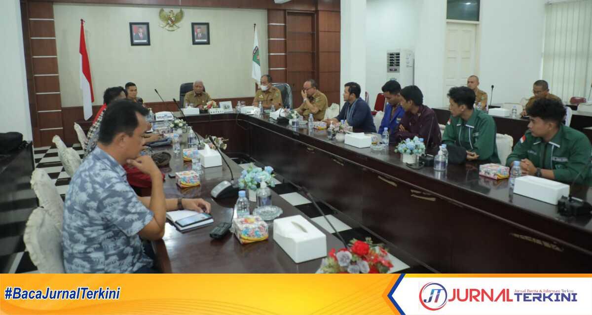 Bupati Asahan H Surya memimpin audiensi dengan organisasi kemahasiswaan Cipayung Plus di kantornya, Selasa (14/3/2023). (JurnalTerkini.id/rizki)