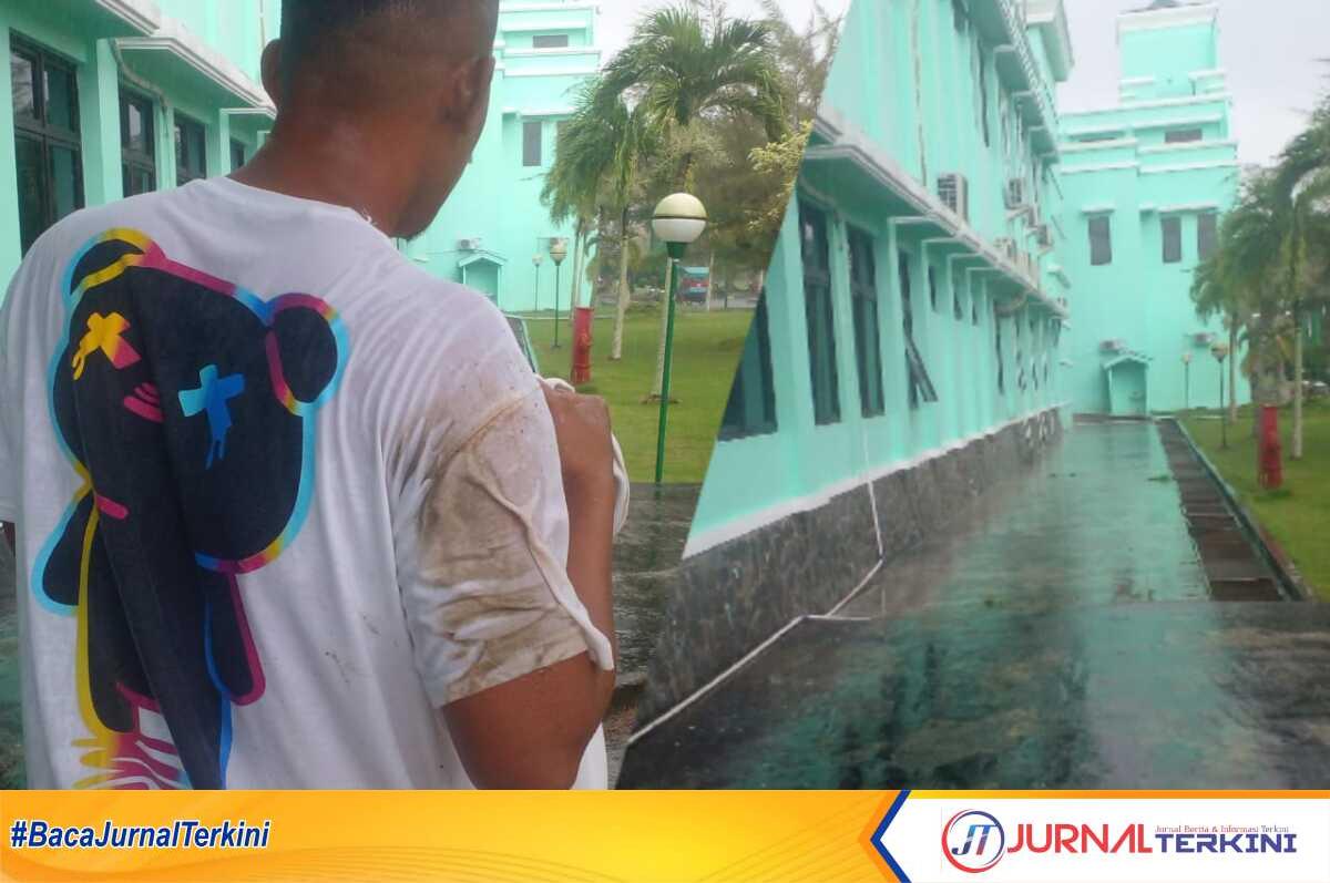 Kondisi Dedi Sardi Usai Beberapa Saat Terjatuh Di Teras RSUD Kepulauan Meranti, Jum'at 03 Maret 2023 (Photo : Samsir Ibrahim)