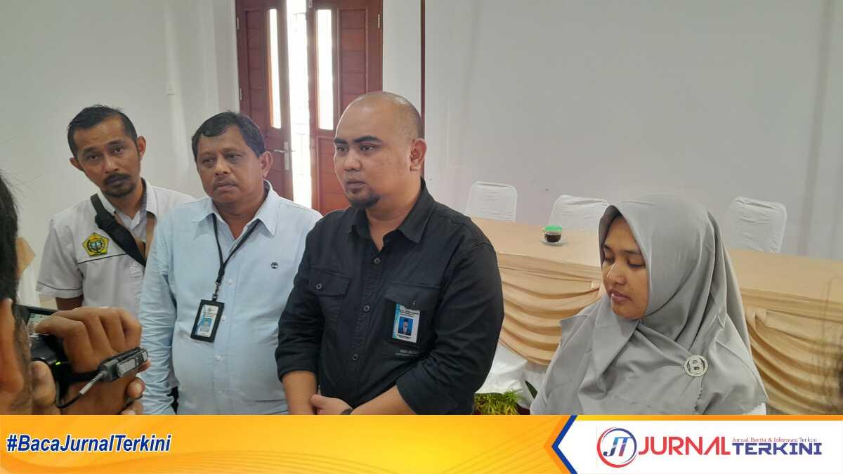 Direktur Utama PT Karya Karimun Mandiri (KKM) Yuwono (2 kanan) didampingi Direktur Operasional Aprilzal (2kiri) dan Direktur Keuangan (kanan) memberikan keterangan kepada wartawan usai acara menyambut Ramadhan di Hotel Sri Tanjung Gelam, Selasa (21/3/2023). (JurnalTerkini.id/rusdi)