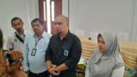 Direktur Utama PT Karya Karimun Mandiri (KKM) Yuwono (2 kanan) didampingi Direktur Operasional Aprilzal (2kiri) dan Direktur Keuangan (kanan) memberikan keterangan kepada wartawan usai acara menyambut Ramadhan di Hotel Sri Tanjung Gelam, Selasa (21/3/2023). (JurnalTerkini.id/rusdi)