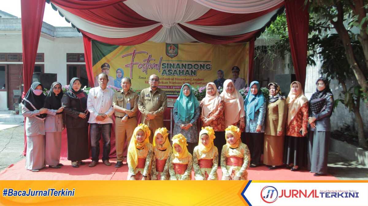 Sekda Asahan Jhon Hardi Nasution (6 kiri) berfoto bersama panitia dan Peserta Festival Sinandong di Museum/Gedung Juang 45, Senin (6/3/2023). (JurnalTerkini.id/rizki)