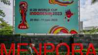 gagal tuan rumah piala dunia U-20 Seorang pria berjalan melewati poster turnamen sepak bola Piala Dunia FIFA U-20 Indonesia 2023 di Jakarta, 30 Maret 2023. FIFA mencoret Indonesia sebagai tuan rumah Piala Dunia U-20 tahun ini di tengah gejolak politik atas partisipasi Israel. (BAY ISMOYO / AFP)