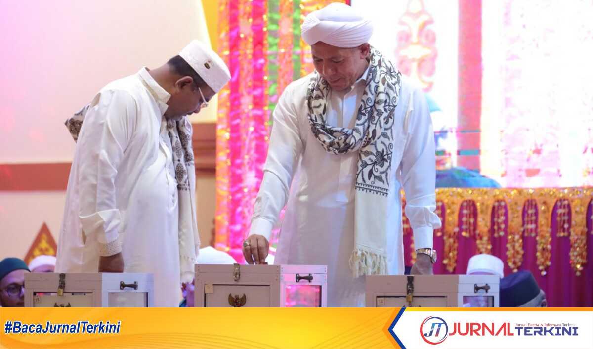 Bupati Karimun Aunur Rafiq (kiri) bersama penceramah dalam tabligh akbar di halaman rumah dinasnya, Minggu (5/3/2023) malam mencanangkan Gerakan Infak dan Sedekah Rp1000. (JurnalTerkini.id/tri)