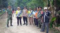 gotong royong asahan Polri, TNI, ASN dan masyarakat gotong royong di Desa Hessa Perlompongan Kecamatan Air Batu, Jumat (10/3/2023). (JurnalTerkini.id/rizki)