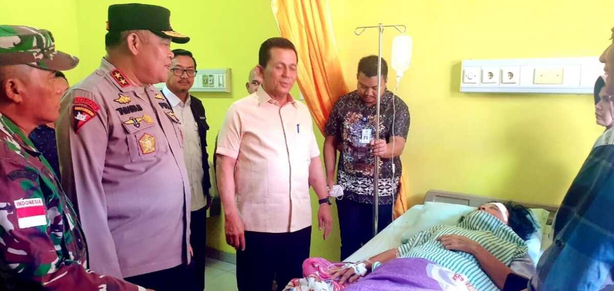 gubernur Ansar jenguk korban longsor di Serasan Gubernur Kepri dan rombongan, menjenguk warga yang menjadi korban musibah longsor Serasan, di RSUD Natuna, Kamis (9/3/2023). (Foto: Ist/Anton Marulam/jurnalterkini.id).