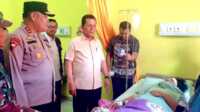 gubernur Ansar jenguk korban longsor di Serasan Gubernur Kepri dan rombongan, menjenguk warga yang menjadi korban musibah longsor Serasan, di RSUD Natuna, Kamis (9/3/2023). (Foto: Ist/Anton Marulam/jurnalterkini.id).