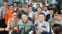 gubernur Kepri tinjau Longsor di Serasan natuna Gubernur Kepri H. Ansar Ahmad bersama Kepala BNPB RI Letjen TNI Suharyanto memberikan keterangan pers di Natuna, Selasa (7/3/2023). (Foto: Ist/Anton Marulam/jurnalterkini.id)