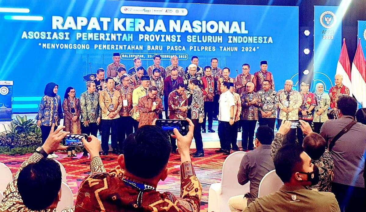 Gubernur Kepri Ansar Ahmad, SE. MM, bersalamam dengan Presiden RI Joko Widodo, di sela-sela Rakernas APPSJ yang berlangsung di Balikpapan, Kamis (12/03/2023). (Foto: Ist/jurnalterkini.id)