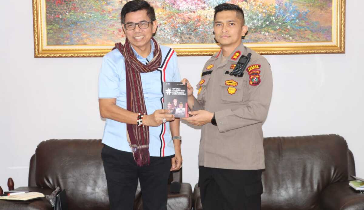 hinca panjaitan ke polres Asahan Anggota Komisi III DPR Hinca Panjaitan menerima cenderamata berupa buku dari Kapolres Asahan AKBP Roman Smaradhana Elhaj di sela kunjungannya ke Mapolres Asahan, Senin (6/3/2023). (JurnalTerkini.id/rizki)