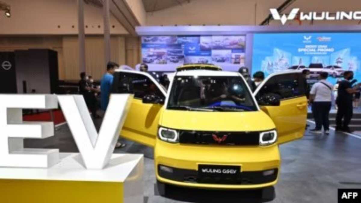 Pengunjung mengamati mobil listrik produksi pabrik mobil China Wuling dalam pameran mobil di Tangerang, 15 November 2021. (ADEK BERRY/AFP)