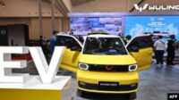 insentif mobil listrik Pengunjung mengamati mobil listrik produksi pabrik mobil China Wuling dalam pameran mobil di Tangerang, 15 November 2021. (ADEK BERRY/AFP)
