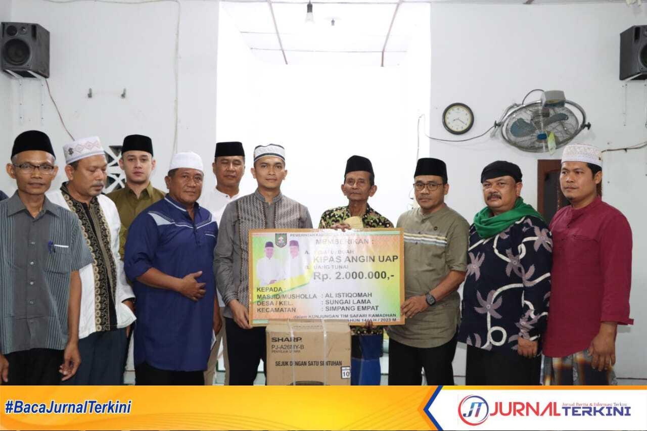 kapolres asahan safari ramahan Kapolres Asahan AKBP Roman Smaradhana Elhaj berfoto bersama sejumlah pejabat dan pengurus Mushalla Al Istiqomah dalam Safari Ramadhan di Dusun V Desa Sungai Lama Kecamatan Simpang Empat, Kamis (30/03/2023). (JurnalTerkini.id/rizki)