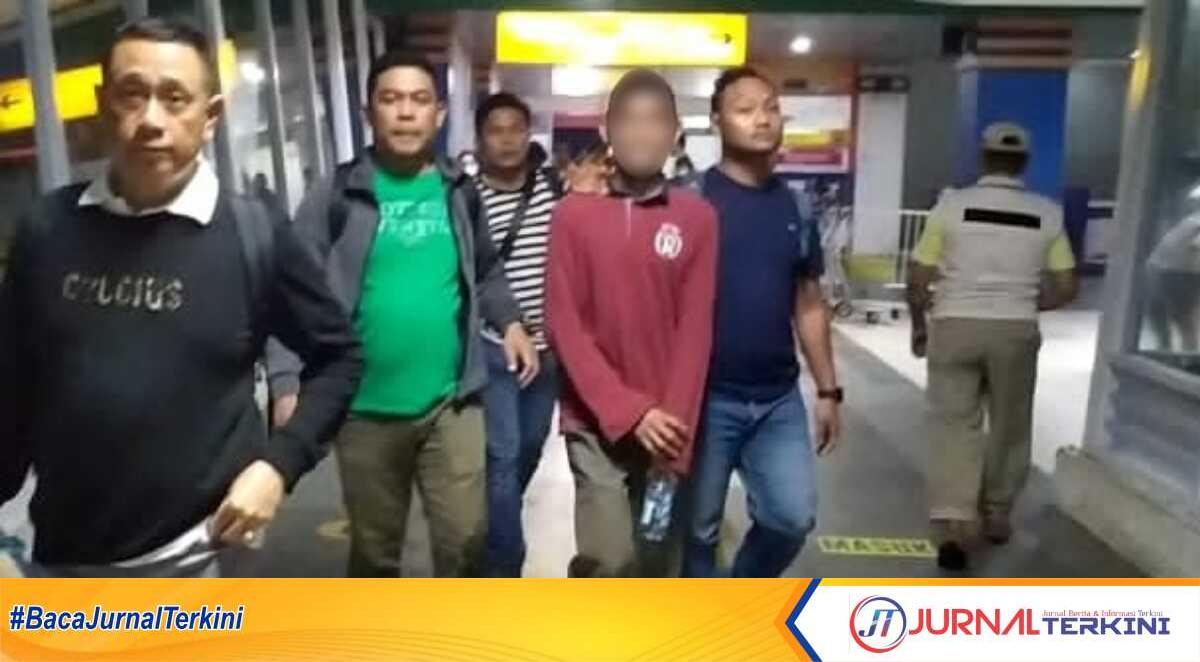 kasus asusila di Bintan timur Tersangka pelaku cabul (kaos meras lengan panjang) tengah dibawa petugas ke Polres Bintan. (JurnalTerkini.id/istimewa)