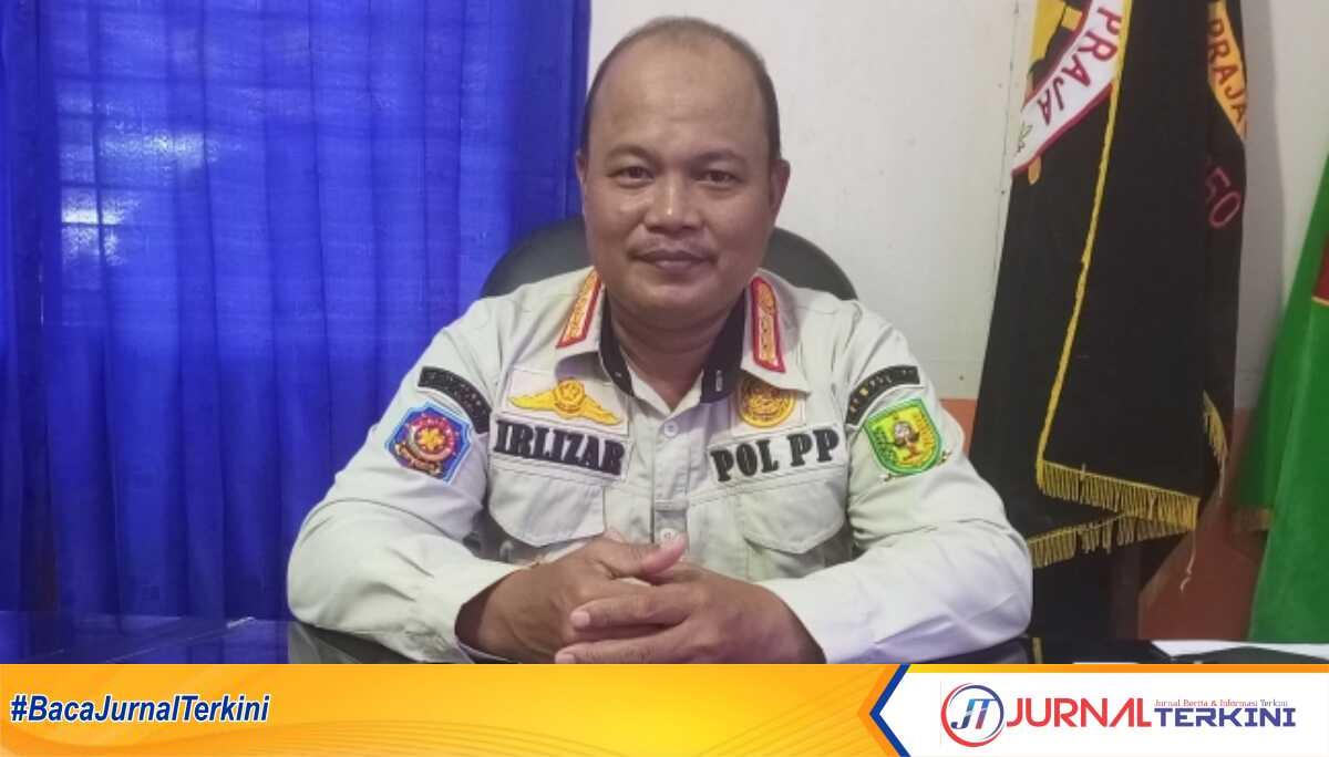 Kepala Satpol PP Natuna, Irlizar saat dijumpai diruangan kerjanya. (foto : J R Ronald)