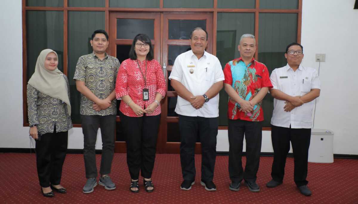 Wakil Bupati Asahan Taufik Zainal Abidin Siregar berfoto bersama Kepala BPJS Kesehatan Cabang Kisaran beserta jajaran dalam kunjungan, Rabu (8/3/2023). (Foto istimewa)