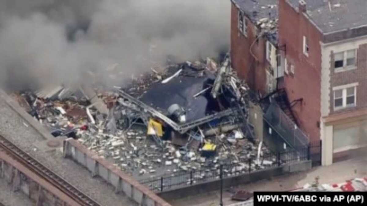 ledakan pabrik cokelat pensilvania Tangkapan layar video yang dirilis oleh stasiun televisi WPVI-TV/6ABC tampak asap membubung dari ledakan di pabrik cokelat R.M. Palmer Co di West Reading, Pennsylvania, Jumat, 24 Maret 2023. (Foto: WPVI-TV/6ABC via AP)