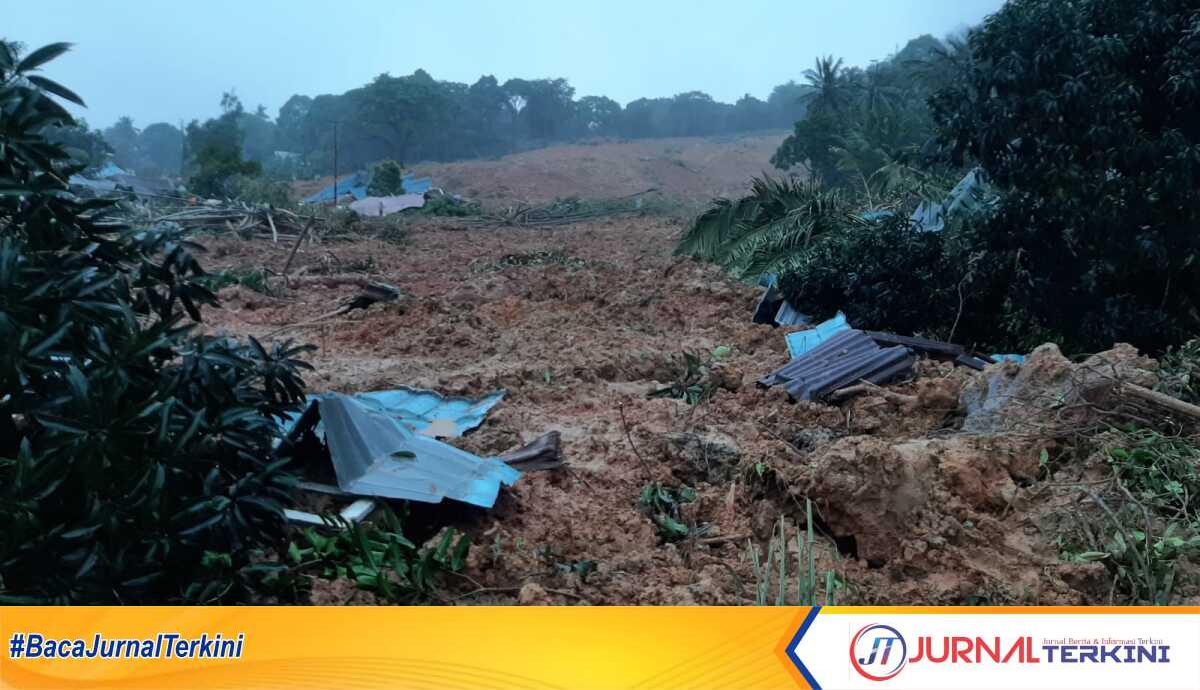 Atap rumah warga akibat tanah longsor di Kecamatan Serasan, Senin(6/3/2023).. (Foto/ist)