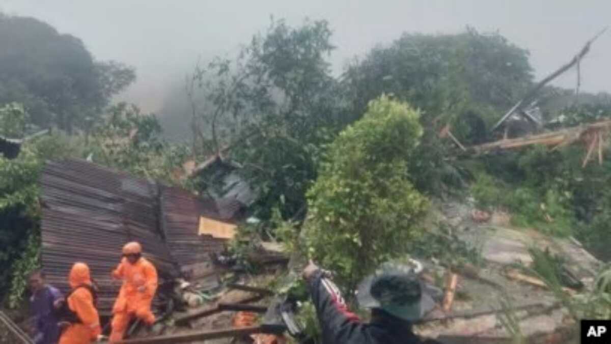 longsor di serasan natuna Tim SAR mencari korban di lokasi tanah longsor yang melanda sebuah desa di Pulau Serasan, Kabupaten Natuna, Senin, 6 Maret 2023. (BNPB via AP)