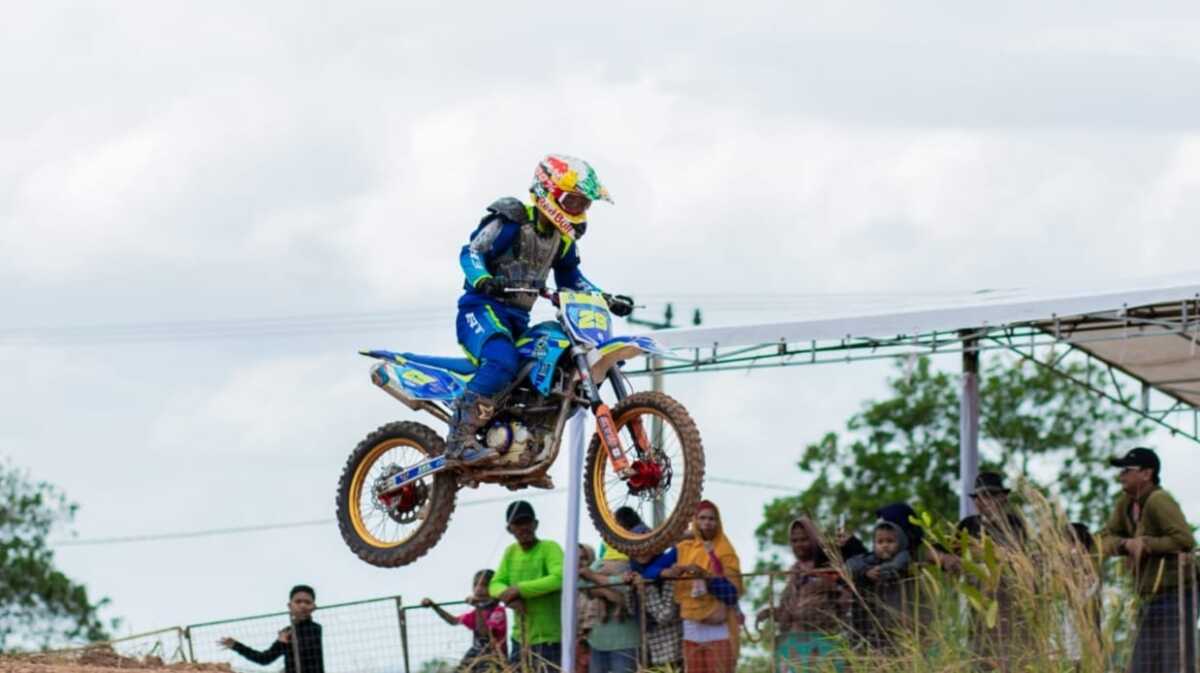 motorcross wali kota Tanjungpinang cup Mohammad Ibnu Chaldun, personil Polsek Bintan Timur Polres Bintan, tengah beraksi dalam kejuaraan Motocross and Gasstrack Wali Kota Cup I 2023 Tanjungpinang, Minggu (11/3/2024). (Foto: Ist/Anton Marulam/jurnalterkini.id)