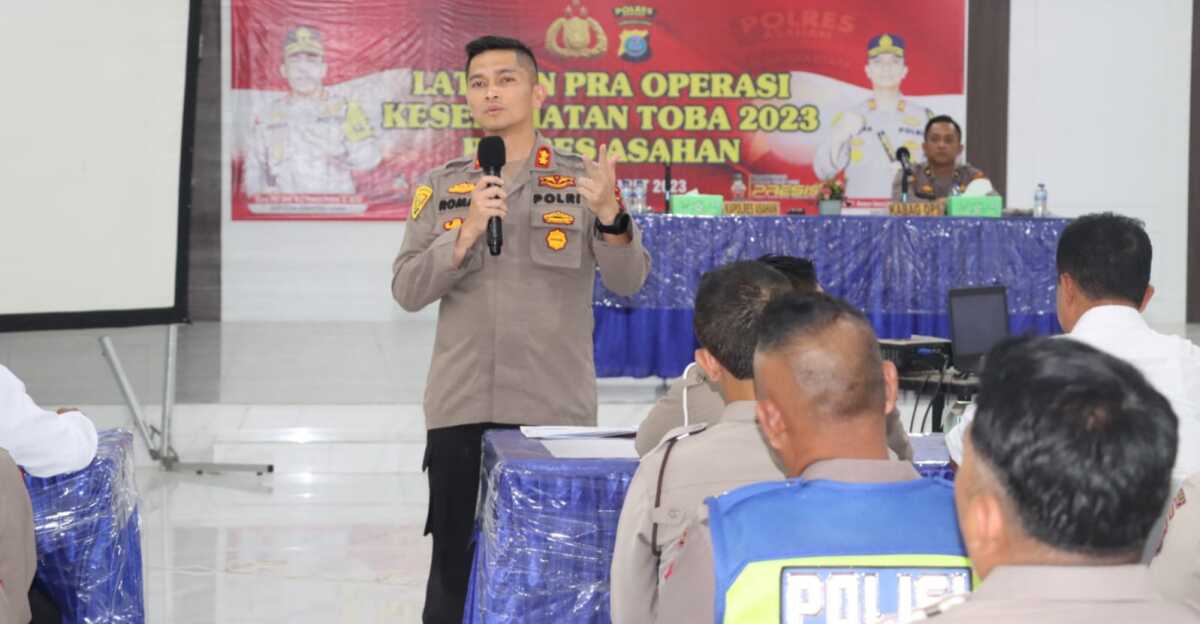 operasi keselamatan Toba polres Asahan Kapolres Asahan AKBP Roman Smaradhana Elhaj memberikan pengarahan dalam Latihan Pra Operasi Keselamatan Toba 2023 di Mapolres Asahan, Senin (6/3/2023). (Foto: istimewa)