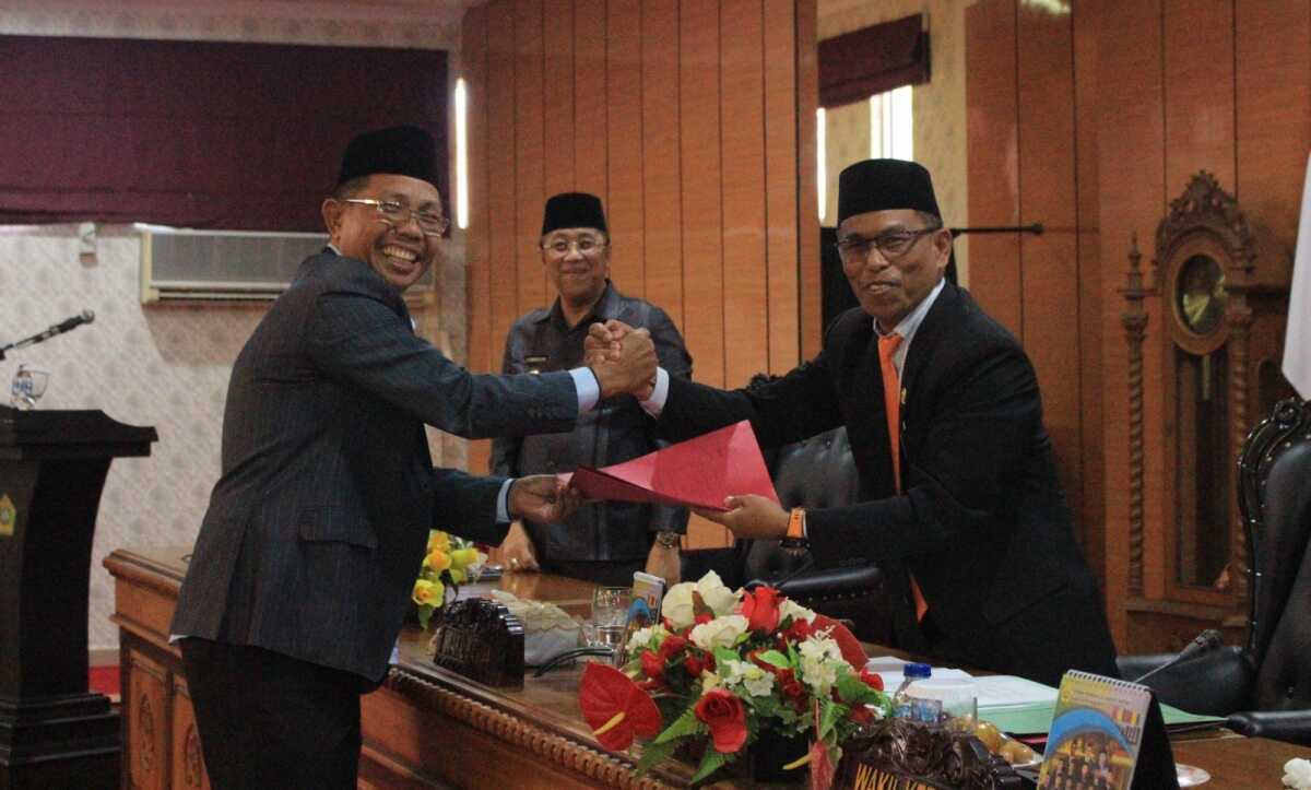paripurna ranperda pajak karimun1 Wakil Bupati Karimun, Anwar Hasyim menyerahkan naskah Ranperda kepada Wakil Ketua 1 Hasanuddin didampingi Wakil Ketua DPRD II Rasno