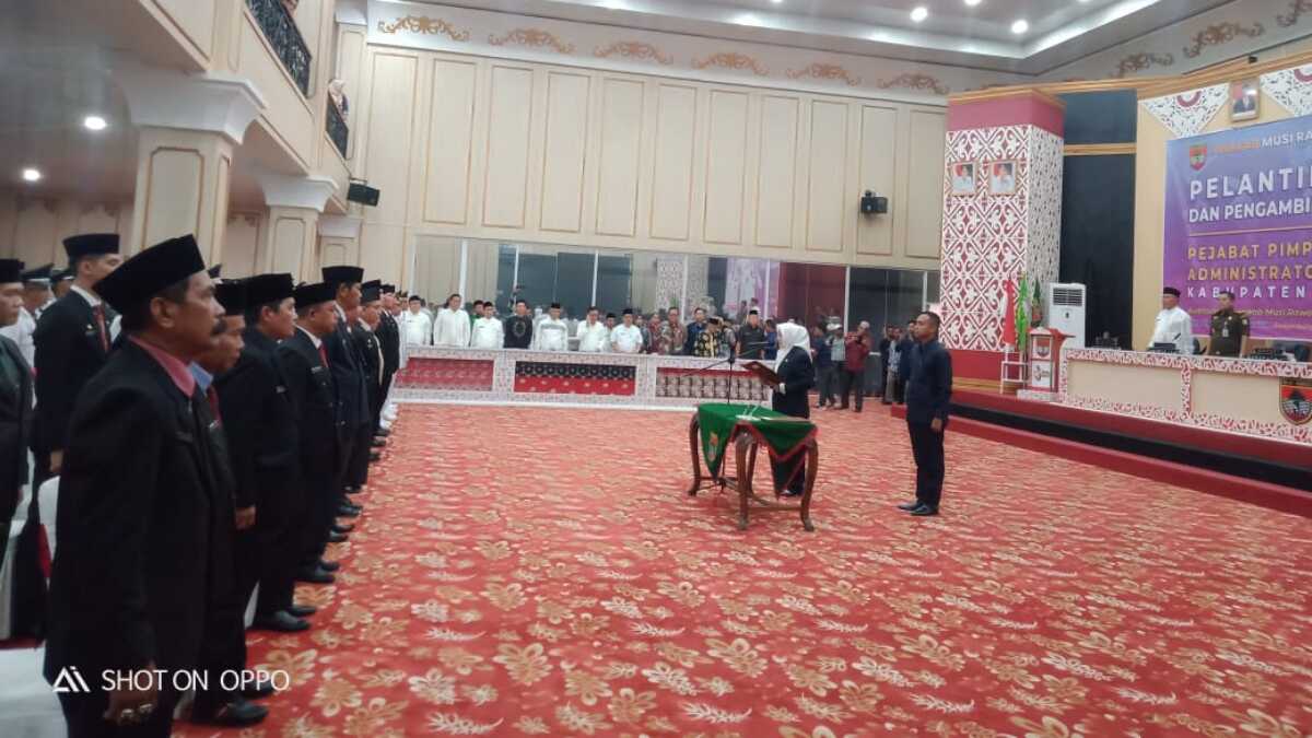 Bupati Musi Rawas Hj Ratna Mahmud melantik 12 camat dan 5 kepala puskesmas di Auditorium Kantor Bupati Musi Rawas, Jumat (31/3/2023). (JurnalTerkini.id/alam budi kesuma)